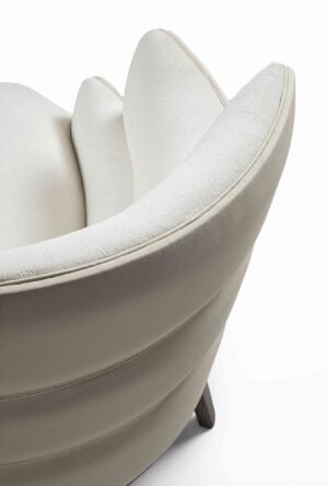 Chaise Audrey de Vittoria Frigerio – un design sculptural aux lignes arrondies et à la base en frêne massif, symbole d’un confort raffiné et d’un luxe discret. Disponible chez D-Style Interior.