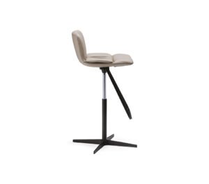 Axel X Tabouret pivotant et réglable en hauteur, avec assise rembourrée et base en métal élégante. Disponible chez D-Style Interior.