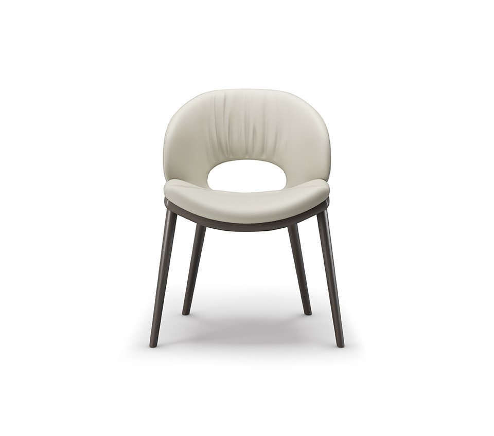MIRANDA Wood Chaise design en bois avec dossier perforé et assise rembourrée en tissu ou cuir. Disponible chez D-Style Interior.