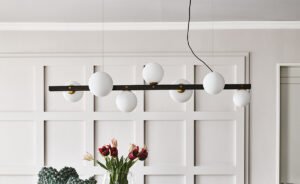 PLANETA Lampe design en acier bruni et laiton brossé avec abat-jours en verre soufflé blanc satiné. Disponible chez D-Style Interior.