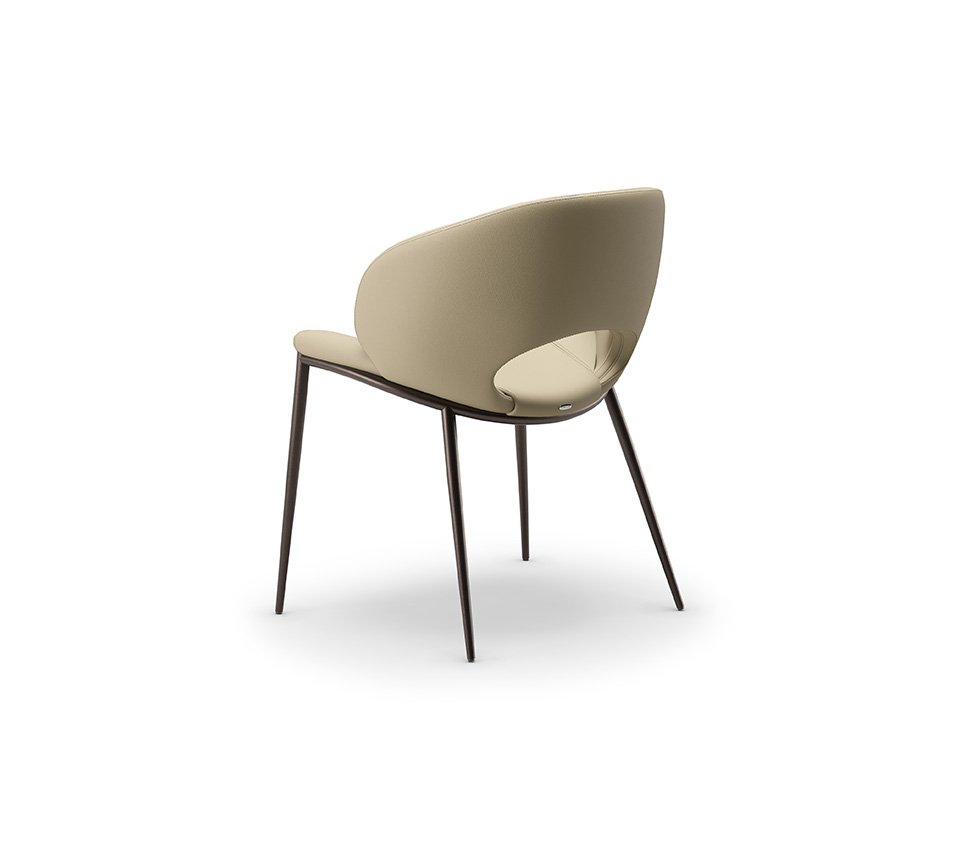 MIRANDA ML Chaise design avec structure métallique embossée et dossier perforé, assise rembourrée en tissu ou cuir. Disponible chez D-Style Interior.