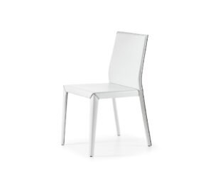 MARGOT Chaise design en cuir avec structure métallique et coutures raffinées. Design élégant et confortable. Disponible chez D-Style Interior.