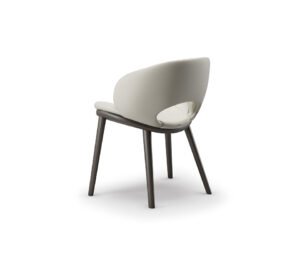 MIRANDA Wood Chaise design en bois avec dossier perforé et assise rembourrée en tissu ou cuir. Disponible chez D-Style Interior.