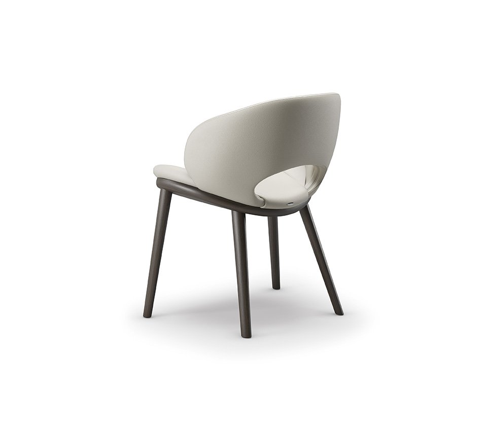 MIRANDA Wood Chaise design en bois avec dossier perforé et assise rembourrée en tissu ou cuir. Disponible chez D-Style Interior.