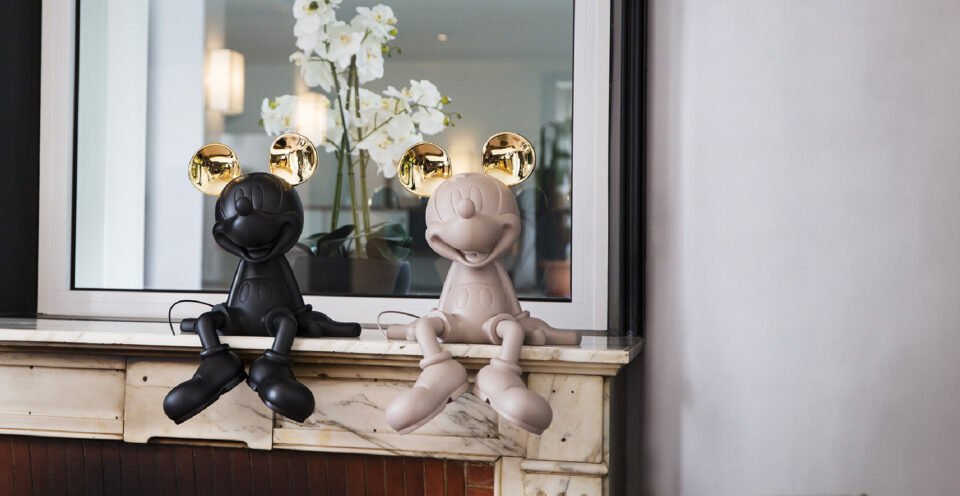 Mickey Take 2 Gold Medium, Sculpture design haut de gamme Leblon Delienne, résine peinte à la main, moderne et élégante, disponible chez D-Style Interior