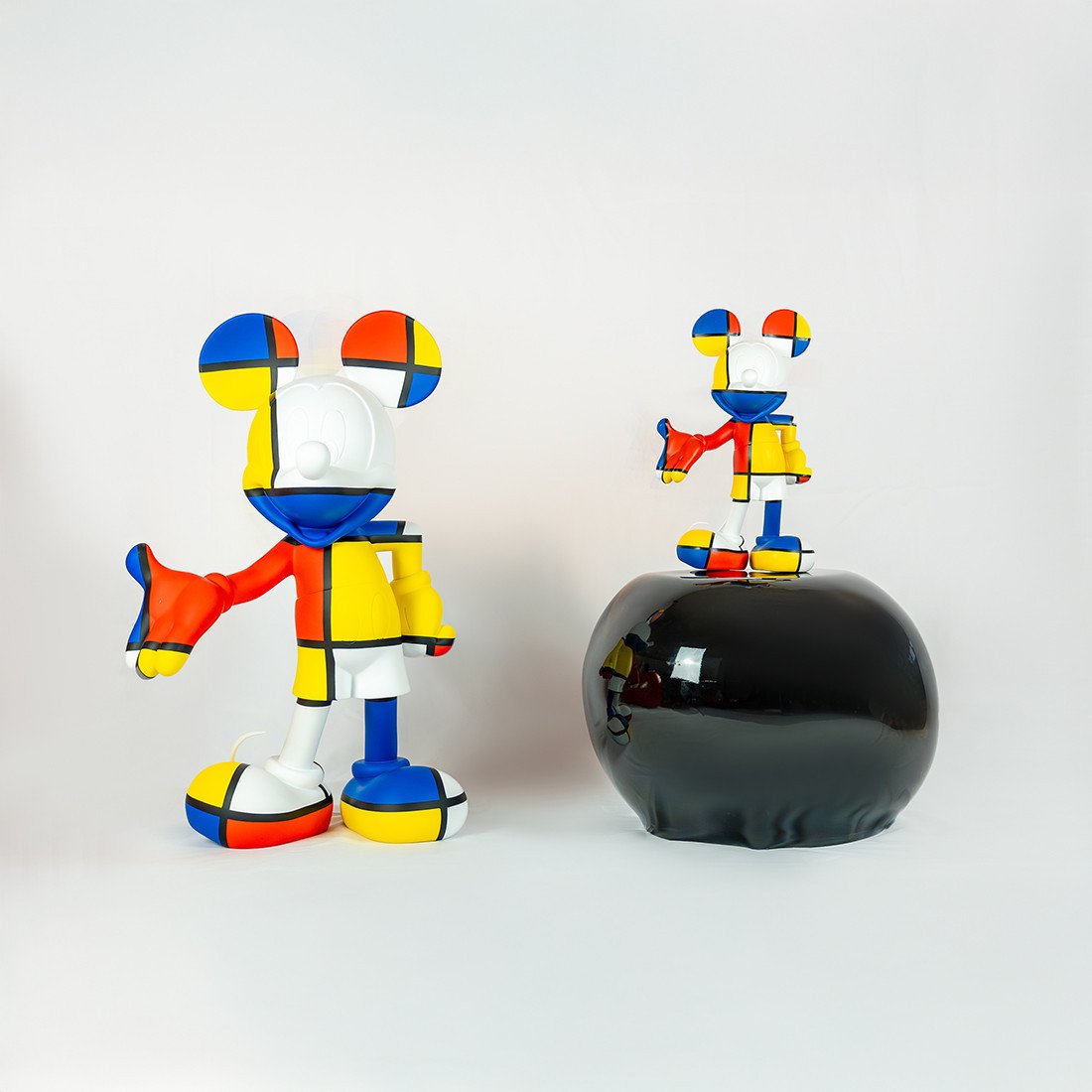 Mickey Welcome Art Collection Medium, sculpture design haut de gamme Leblon Delienne, création contemporaine inspirée de Piet Mondrian. Disponible chez D-Style Interior.