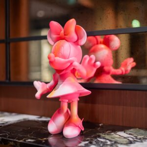 Minnie Welcome Cloud Small, sculpture design Leblon Delienne 30 cm en finition blanche nuageuse. Disponible chez D-Style Interior.
