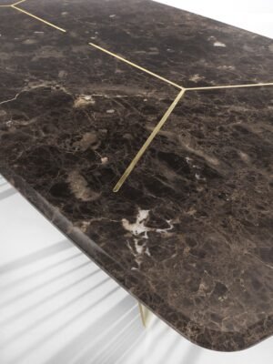 Alfieri table design haut de gamme par Vittoria Frigerio avec plateau en marbre biseauté et piétement métallique graphique. Disponible chez D-Style Interior.