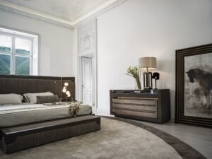 Capua lit design haut de gamme par Vittoria Frigerio avec tête de lit enveloppante à bandes verticales et inserts en cuir. Disponible chez D-Style Interior.