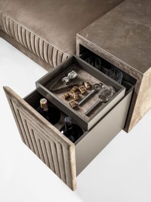 Brandolini canapé design haut de gamme par Vittoria Frigerio, avec surpiqûres verticales raffinées et finitions luxueuses. Disponible chez D-Style Interior.