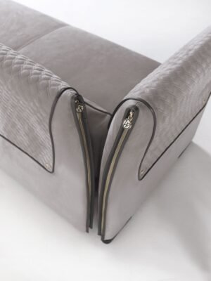 Clivio canapé design haut de gamme par Vittoria Frigerio au style contemporain et raffiné, avec détails dorés et finitions artisanales d’exception. Disponible chez D-Style Interior.