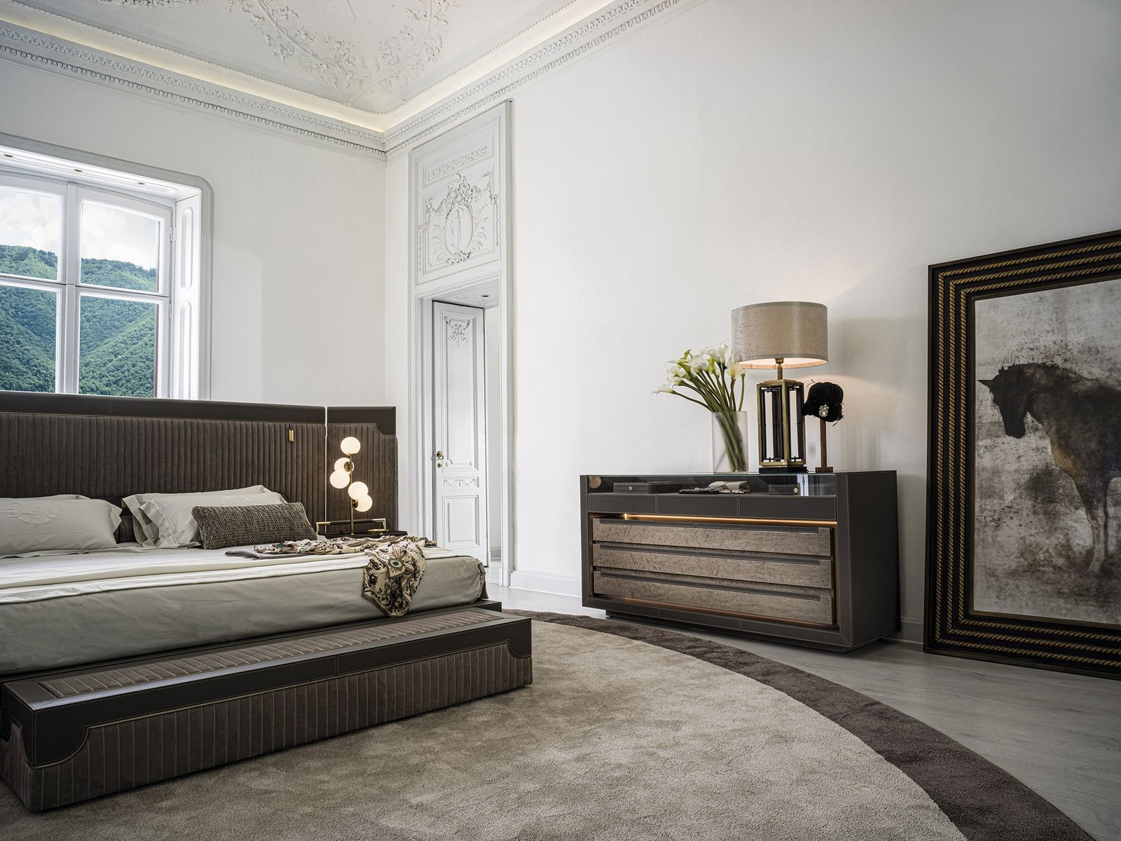 Lanza commode design haut de gamme en cuir avec finitions bois nobles et caisson en verre éclairé. Disponible chez D-Style Interior.