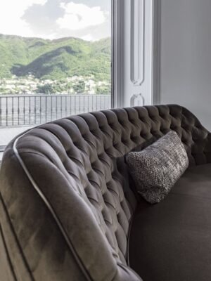 Poggi Capitonné canapé design haut de gamme par Vittoria Frigerio, au dossier matelassé cousu main et pieds en bois massif. Élégance italienne et savoir-faire artisanal. Disponible chez D-Style Interior.