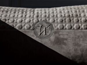 Appiani canapé design haut de gamme par Vittoria Frigerio au style contemporain et raffiné, avec matelassage dégradé et structure modulaire. Disponible chez D-Style Interior.
