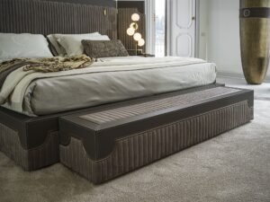 Capua Banc de Vittoria Frigerio, banc haut de gamme avec matelassage vertical et détails en cuir. Élégance contemporaine. Disponible chez D-Style Interior.