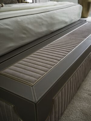 Capua Banc de Vittoria Frigerio, banc haut de gamme avec matelassage vertical et détails en cuir. Élégance contemporaine. Disponible chez D-Style Interior.