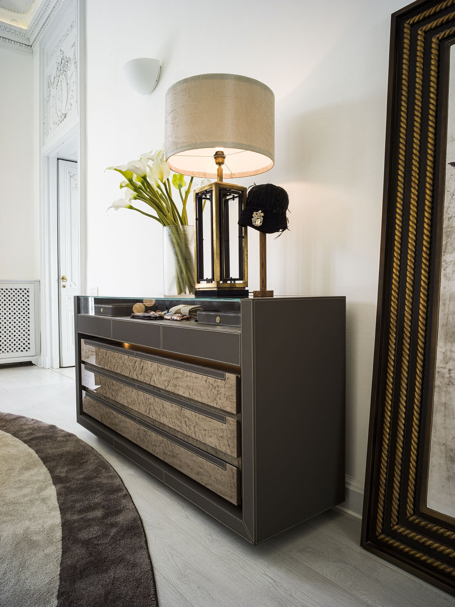 Lanza commode design haut de gamme en cuir avec finitions bois nobles et caisson en verre éclairé. Disponible chez D-Style Interior.
