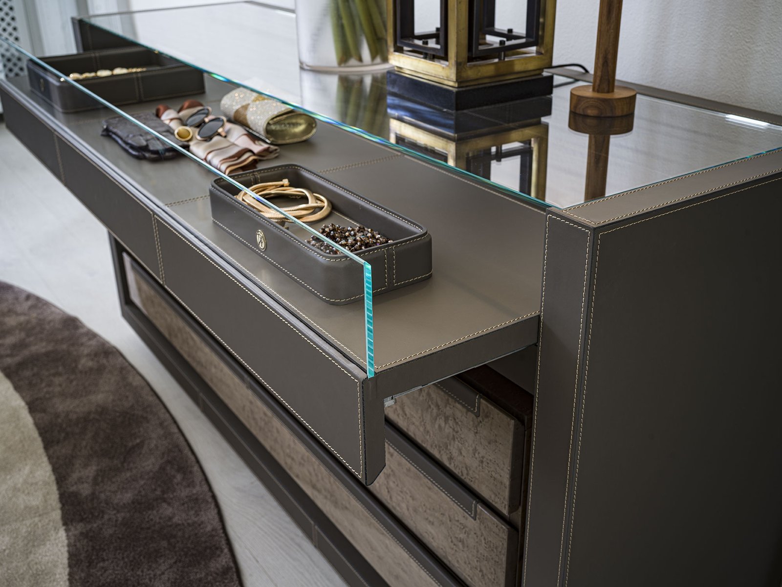 Lanza commode design haut de gamme en cuir avec finitions bois nobles et caisson en verre éclairé. Disponible chez D-Style Interior.