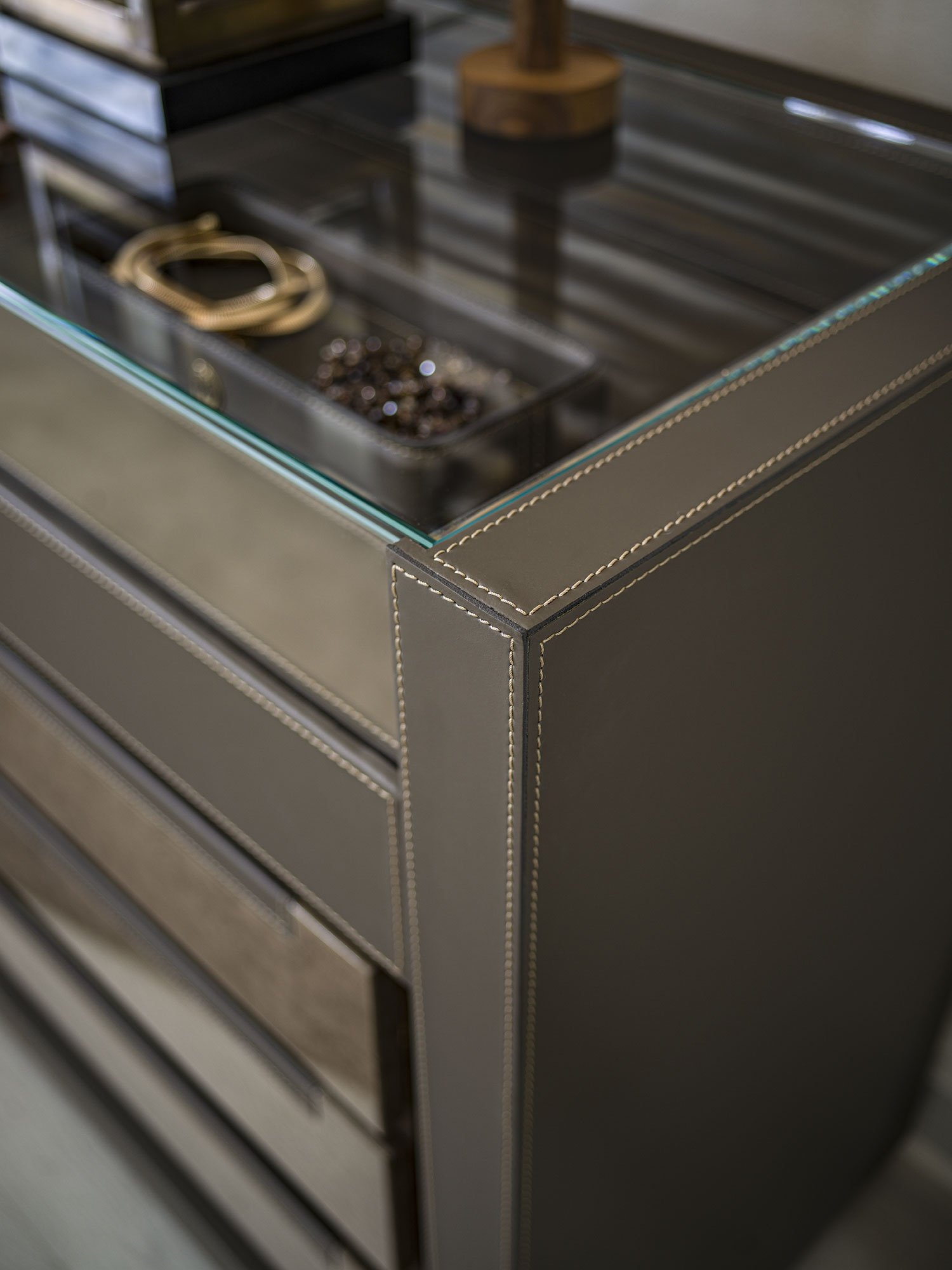 Lanza commode design haut de gamme en cuir avec finitions bois nobles et caisson en verre éclairé. Disponible chez D-Style Interior.