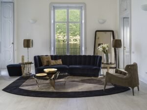 Alfieri table basse combine une base métallique ajourée et un plateau en marbre avec incrustation. Design sculptural et haut de gamme. Disponible chez D-Style Interior.