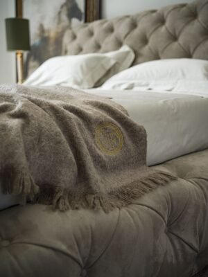 Caracciolo Lit design haut de gamme Vittoria Frigerio avec capitonné artisanal et lignes modernes. Disponible chez D-Style Interior.