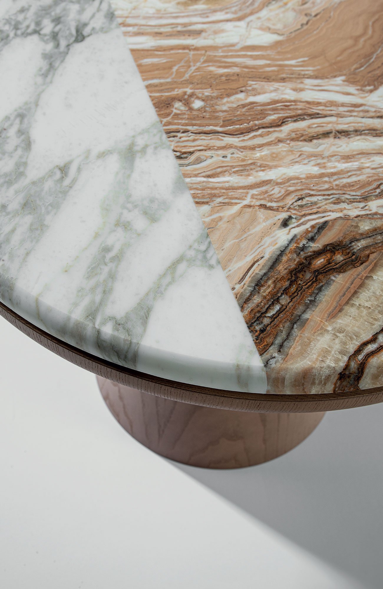 Adami table basse Adami en marbre bichromatique avec base en bois massif. Design élégant et contemporain. Disponible chez D-Style Interior.