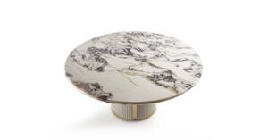 Corsini table design haut de gamme par Vittoria Frigerio, avec base en cuir matelassé et plateau marbre ou bois selon la version. Disponible chez D-Style Interior.