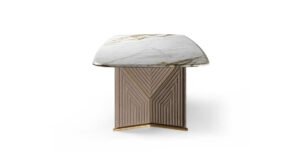 Pinto table de Vittoria Frigerio, avec plateau en marbre biseauté et base matelassée en cuir. Un design luxueux et personnalisable. Disponible chez D-Style Interior.