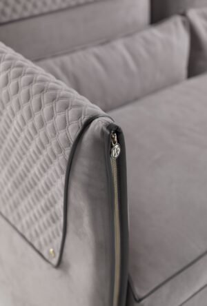 Clivio canapé design haut de gamme par Vittoria Frigerio au style contemporain et raffiné, avec détails dorés et finitions artisanales d’exception. Disponible chez D-Style Interior.