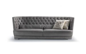 Greppi High Capitonné canapé design haut de gamme par Vittoria Frigerio, au dossier capitonné à la main de 88 cm et structure géométrique élégante. Disponible chez D-Style Interior.