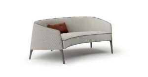 Poggi canapé de Vittoria Frigerio, un modèle compact au style raffiné, avec dossier matelassé et pieds en bois massif. Disponible chez D-Style Interior.