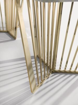Alfieri table design haut de gamme par Vittoria Frigerio avec plateau en marbre biseauté et piétement métallique graphique. Disponible chez D-Style Interior.