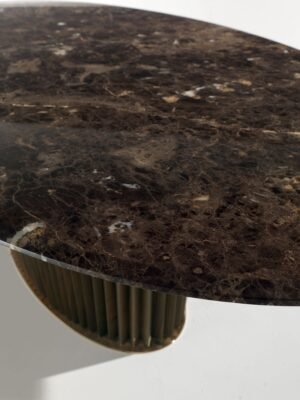 Colonna table design haut de gamme par Vittoria Frigerio, avec base monolithique sculptée et plateau ovale en marbre. Disponible chez D-Style Interior.