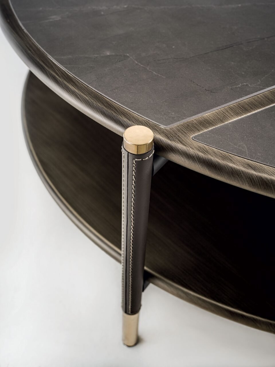 Araldo table basse design haut de gamme en cuir cuoio, bois laqué Bronze Patiné et inserts en grès effet marbre. Disponible chez D-Style Interior.