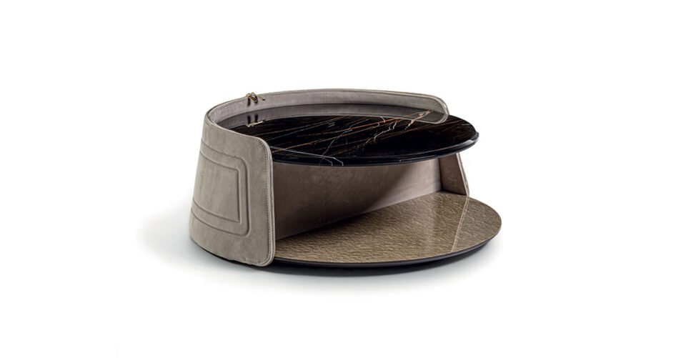 Contarini table basse de Vittoria Frigerio avec structure en cuir ou tissu, plateau en marbre et finitions haut de gamme. Disponible chez D-Style Interior.