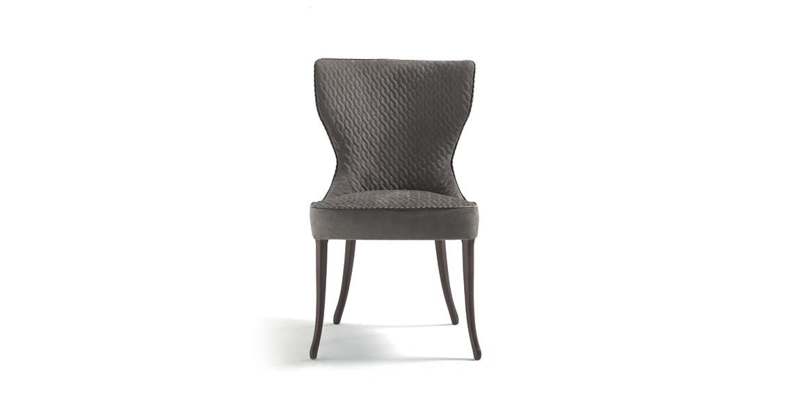 Adda chaise design haut de gamme par Vittoria Frigerio, aux lignes élégantes et au dossier enveloppant, avec matelassage raffiné et pieds en frêne massif. Disponible chez D-Style Interior.