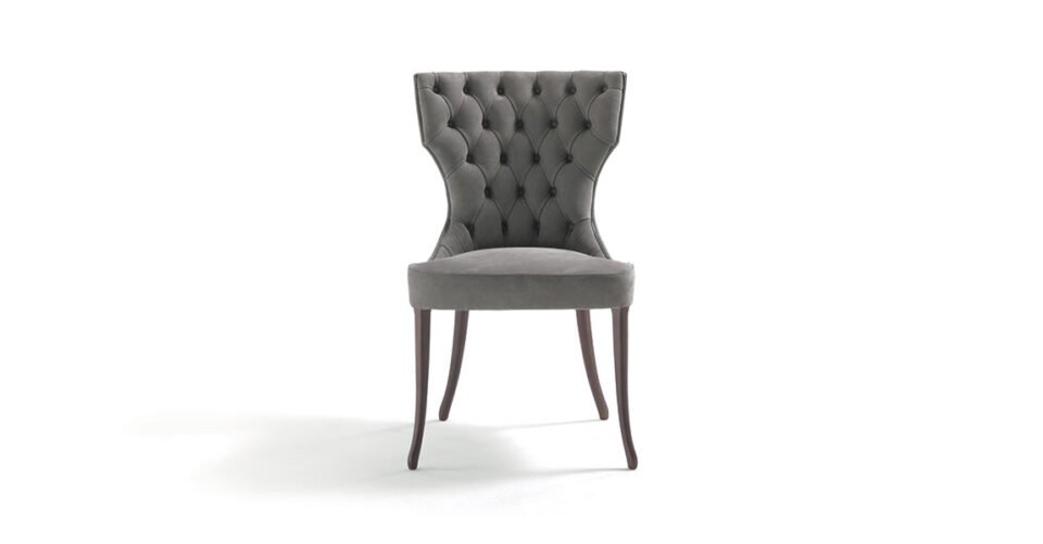 Adda Capitonné chaise design haut de gamme par Vittoria Frigerio, avec dossier capitonné fait main et pieds en frêne massif. Disponible chez D-Style Interior.