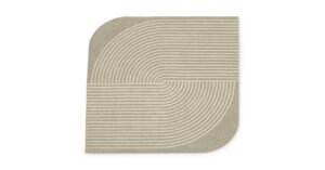 Cusani tapis de Vittoria Frigerio associe lignes précises et courbes élégantes dans un tapis haut de gamme en Tencel. Disponible chez D-Style Interior.