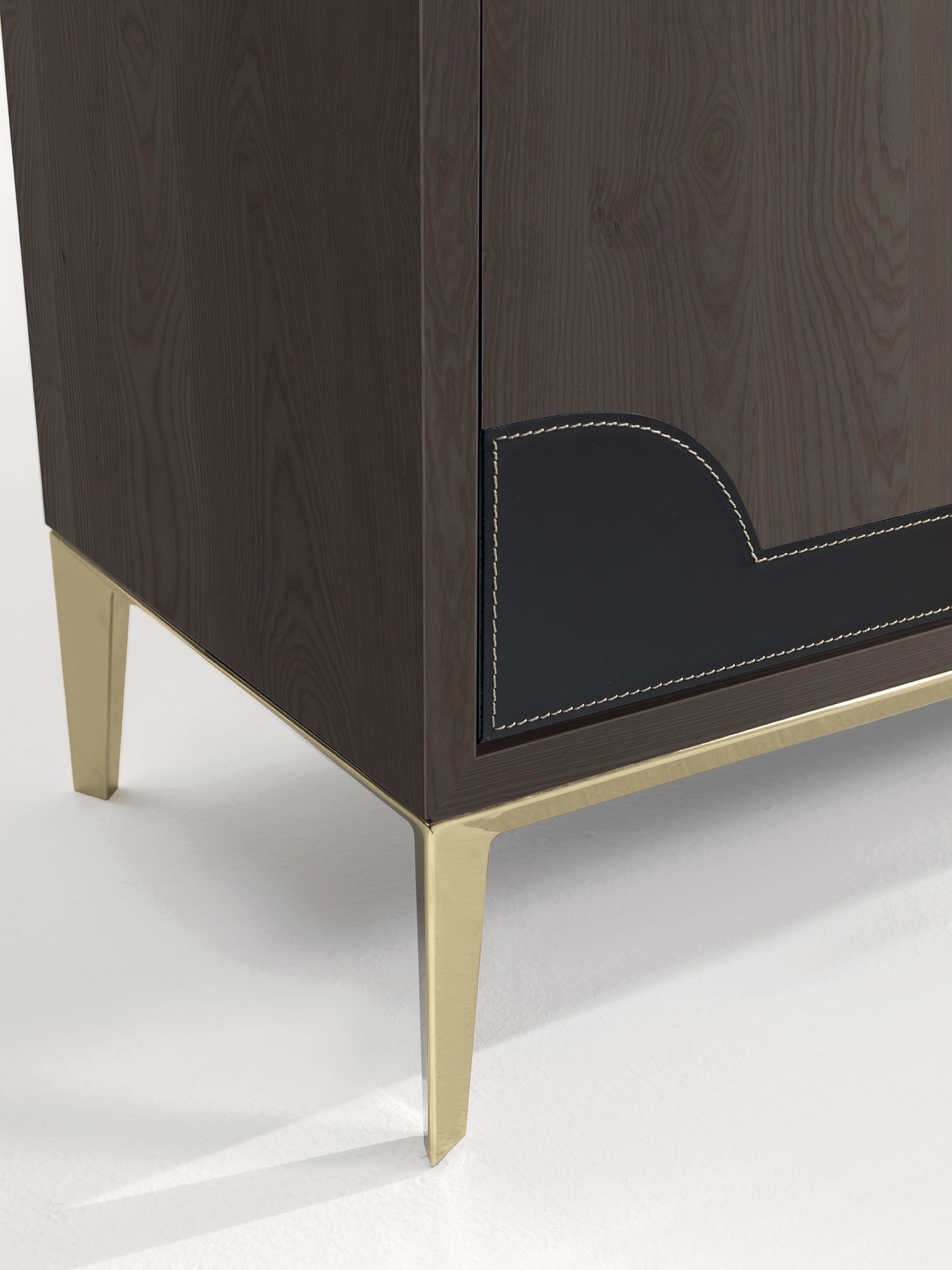 Crivelli buffet de Vittoria Frigerio, un meuble design haut de gamme associant bois, cuir et finitions métalliques. Disponible chez D-Style Interior.
