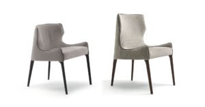 Piola chaise design haut de gamme par Vittoria Frigerio avec dossier bas ou haut, détails matelassés et pieds en bois massif. Disponible chez D-Style Interior.
