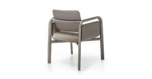 Grace chaise design haut de gamme avec accoudoirs par Vittoria Frigerio, élégante et confortable, parfaite pour la salle à manger. Disponible chez D-Style Interior.