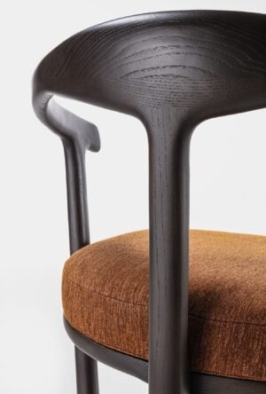 Mora chaise design haut de gamme par Vittoria Frigerio avec structure en frêne massif et assise rembourrée. Disponible chez D-Style Interior.