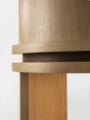 Roma Bibliothèque design haut de gamme par Vittoria Frigerio, structure en bois, intérieur en cuir et étagères en verre bronze. Disponible chez D-Style Interior.