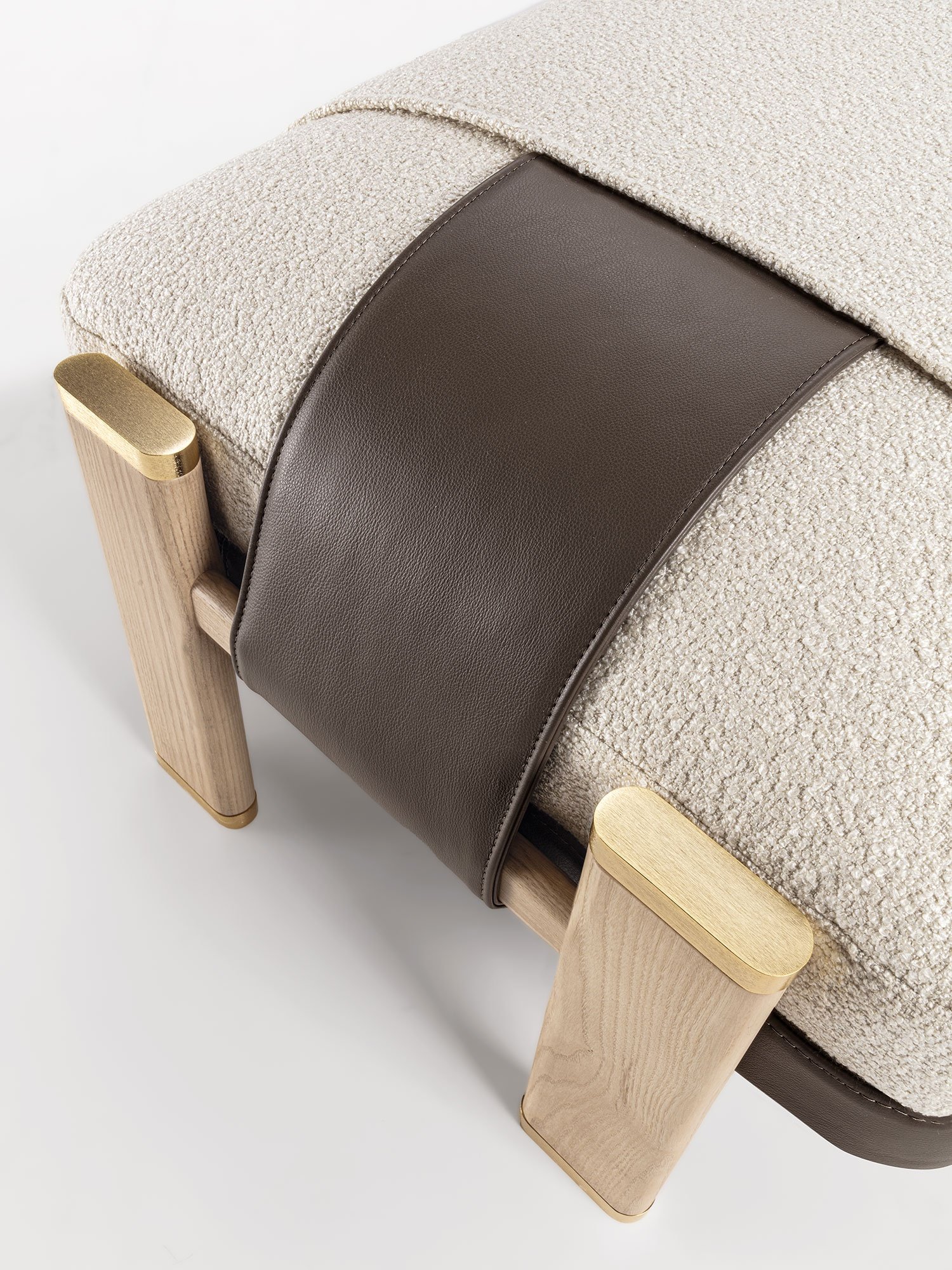 Brera Banc haut de gamme par Vittoria Frigerio, structure en frêne massif, assise en tissu ou cuir, finitions raffinées et options matelassées. Disponible chez D-Style Interior.
