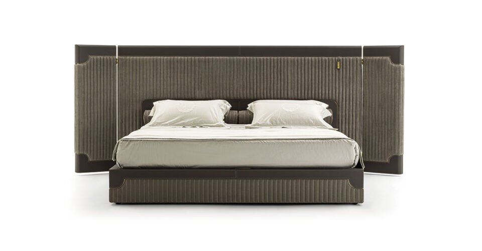 Capua lit design haut de gamme par Vittoria Frigerio avec tête de lit enveloppante à bandes verticales et inserts en cuir. Disponible chez D-Style Interior.