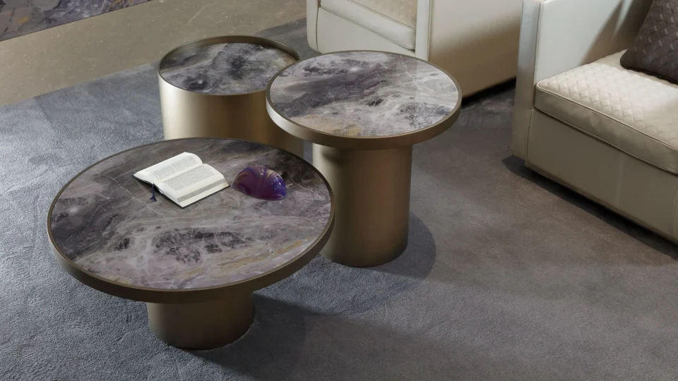 Tau 40 table d’appoint design haut de gamme en laiton et verre bronze par Reflex Angelo, symbole du savoir-faire italien. Disponible chez D-Style Interior.
