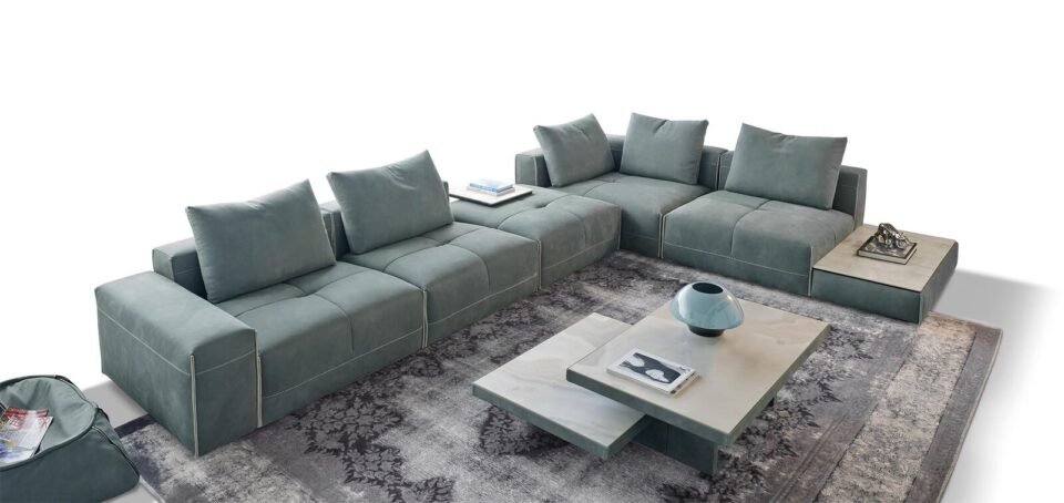 Puzzle table basse de Gamma Arredamenti, revêtue de cuir et personnalisable, combine design unique et matériaux nobles. Disponible chez D-Style Interior.