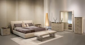 Cocoon Night Bench de Gamma Arredamenti, un banc moderne aux détails raffinés et au design élégant. Parfait pour la chambre ou le salon. Disponible chez D-Style Interior.
