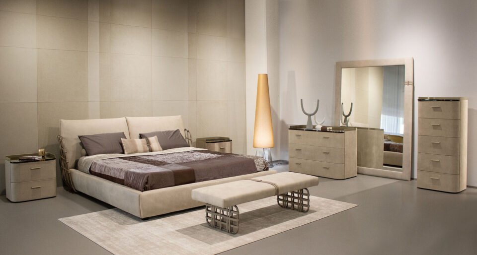 Cocoon Night Bench de Gamma Arredamenti, un banc moderne aux détails raffinés et au design élégant. Parfait pour la chambre ou le salon. Disponible chez D-Style Interior.