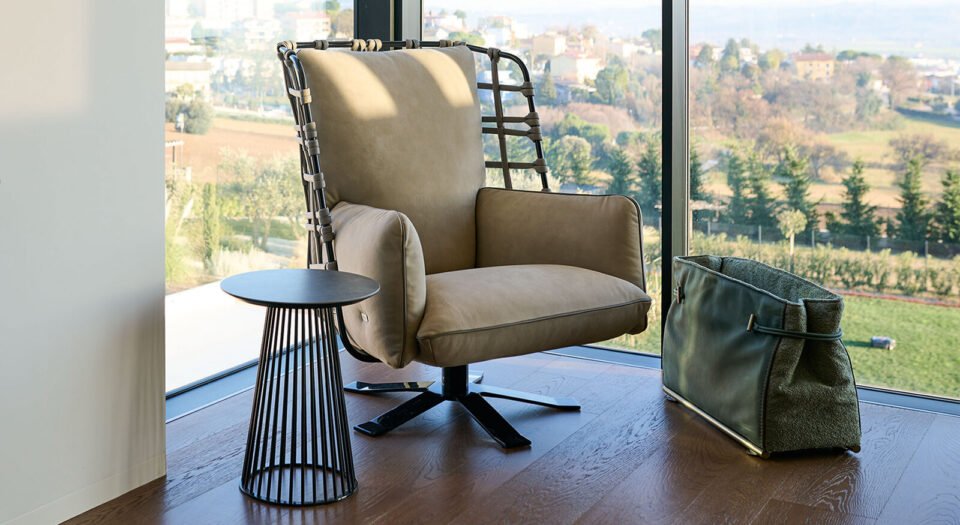 Cocoon Bergère fauteuil de Gamma Arredamenti, une pièce design haut de gamme en cuir tressé à la main avec base pivotante. Disponible chez D-Style Interior.